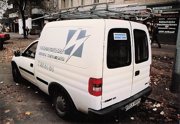 Weißer Firmenwagen noenen kasten GmbH