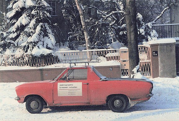 altes Foto eines roten Firmenwagens mit Firmenaufschrift elektroprojekte